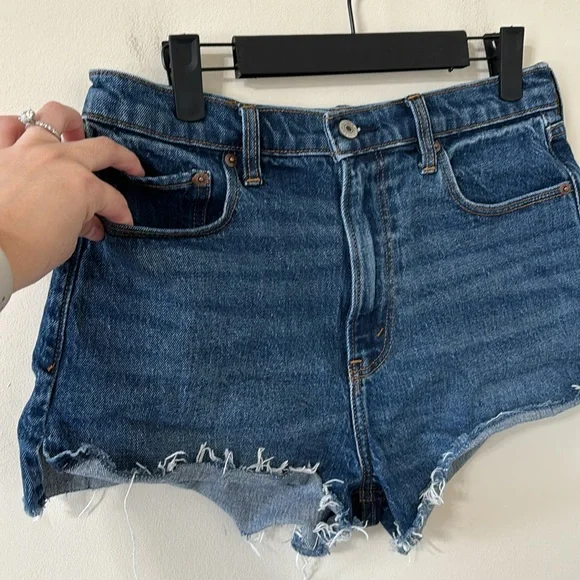 Abercrombie & Fitch The Mom Short High Rise Dark Wash Size 28 - Picture 2 of 7
